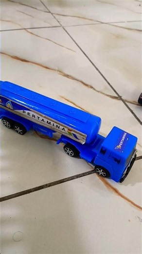 memilih mobil mobilan versi ondel ondel