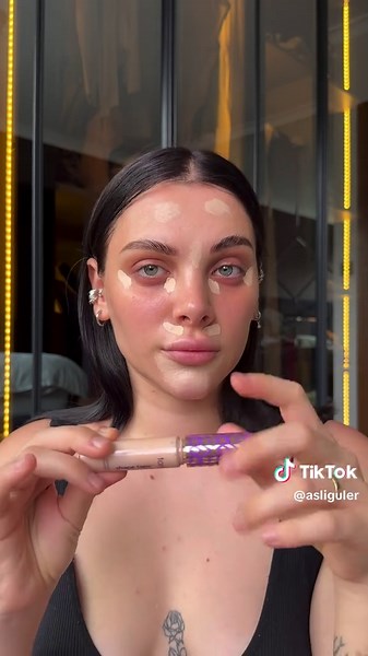 Mavi Saç ve Göz Makyajı Nasıl Yapılır?