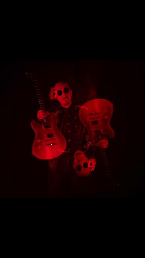un visual que me rifé con unas fotos que @Karim Zetter me tomó cuando hicimos el video de The Alchemist, en mi época de @Mystic Strangers Música disponible en plataformas digitales #postpunk #rock #newmusic #nuevamusica #hechoenmexico