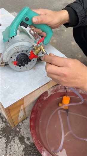 Water spray device for cutting machine