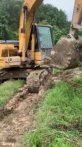355K views · 3K reactions | Install excavator chain after replacing idler. #auto #mechanic #excavator #automotive #mechaniclife #mechanicsteve | Mechanic Steve | Facebook