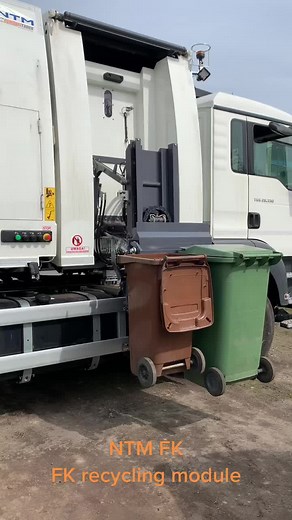 The FK front loader module can be combined with most NTM rear loaders. The FK front loader module is a special module with its own lift, but without a compactor, located directly behind the cab. The bin lift of the front loader module can lift and empty all types of small standard tanks (120-1100 litres). The module consists of a non-compressible dump tank, which is loaded from the side. With the FK recycling module, you get a fully enclosed and separate chamber in your RCV. There is no risk of