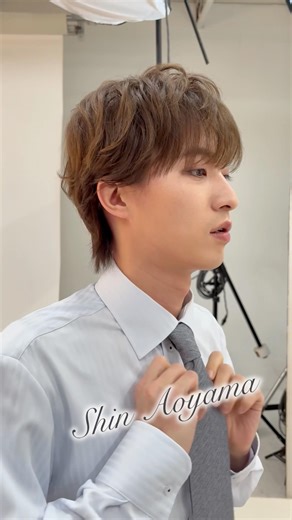 ジャケット撮影中のひとコマ。支度中の青山新をチラリ👀どう？似合ってる？？#青山新 #十三ヶ月 #演歌新曲 #撮影 #shorts