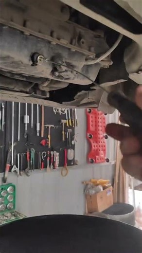 Using magnets to make oil work easier. #smarttools #oddlysatisfying #fyp