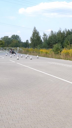 🏍️ Dziś na placu: slalom szybki – jedno z kluczowych zadań na egzaminie kat. A! 🏁🔥 To ćwiczenie sprawdza Twoją płynność jazdy, kontrolę nad motocyklem przy wyższej prędkości i refleks. Wielu kursantów stresuje się tym zadaniem, ale z odpowiednią techniką – można to zrobić pewnie i bezbłędnie! 💪 🎯 Na co zwrócić uwagę przy slalomie szybkim? ✅ Utrzymuj stałą prędkość – ani za wolno, ani za szybko. ✅ Patrz daleko przed siebie, nie pod koło! 👀 ✅ Pracuj całym ciałem – przeciwskręt i balans są kl