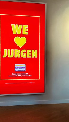 Van Johan naar Jurgen! ❤️ Op dit moment is de tv-reclame van de Nationale Postcode Loterij te zien waarin wij samen met alle partners, alle deelnemers bedanken voor het meespelen met de Nationale Postcode Loterij . Samen met onze deelnemers haalden we € 363 miljoen op voor 147 goede doelen, bijna € 1 miljoen per dag! 💚 Daarmee werken wij samen met alle deelnemers aan een groene, gezonde en eerlijke wereld. 🌍 Hoe mooi is dat? Bij ons draait het niet alleen om winnen, maar om werken met betekeni