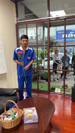 วาเลนไทน์ปีนี้ แนะนำดูให้ดี ๆ ก่อน ดูก่อนว่าเขาต้องการให้ช่วยอะไรไม๊‼️🤣 หรือถ้าหาดูสถานที่ดี ๆ ช่วงวาเลนไทน์ มานั่งเล่นที่ร้านเราได้นะคะ มีกิจกรรมให้ทำมากมาย พามาได้ทุกเพศทุกวัยไม่ต้องคนรู้ใจก็ได้นะเออ บอร์ดเกมก็มี มาเป็นกลุ่มก็สนุก หรือจะพาหวานใจมาทำการ์ดวาเลนไทน์และดอกกุหลาบลวดกำมะหยี่ก็ได้น้า ของขวัญจากใจทำเองกับมือ พิเศษกว่าใครแน่นอนนนนมรับรองประทับใจค่ะ 🌹💖✨ แล้วพบกันที่ THE WHITEBOARD CAFE’ & COMMUNITY ปล. ที่เห็นเป็นแค่การแสดงนะคะ เด็ก ๆ ที่นี่น่ารักทุกคนค่ะ 🤣🥰 และเน่เน่ก็ไม่รู้จักเด็