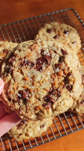 ⬇️ Recipe below! 🍫 My dream cookie for real…..toffee oatmeal chocolate chip cookies are made with brown butter, brown sugar, and have pieces of toffee and chocolate in every bite! They come together in one bowl and are so delicious. 🧡 #Recipe below for 12 cookies, check out taffeybakery.com in my profile for more details! 3/4 cups (170g) unsalted butter melted and browned 1 cup (200g) dark brown sugar 1 egg room temperature 1 egg yolk room temperature 1 tbsp vanilla 1 1/3 (166g) cups all-purpo