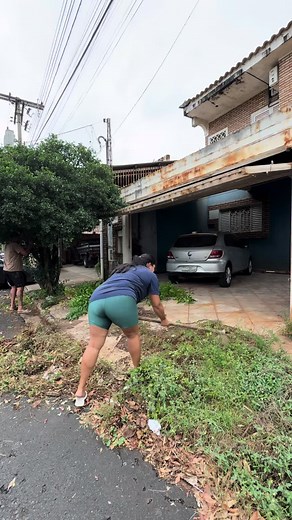 Limpando todo o mato da calçada antes de começar a reforma #reforma #reformadecasa
