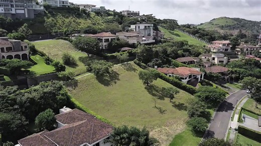 Escazú, Costa Rica is internationally recognized as the epicenter of luxury real estate in Costa Rica, offering exclusive estates, modern mansions, and high-end gated communities with spectacular panoramic views of the Central Valley. Known for its elevated location, Escazú enjoys incredible year-round spring weather, cool mountain breezes, and breathtaking sunsets—making it one of the best places to live in Costa Rica. This prestigious area is home to some of the most sought-after gated communi