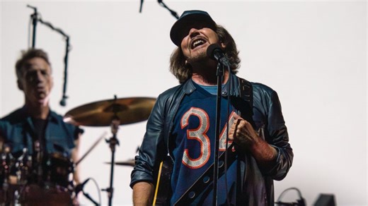 Pearl Jam's Dark Matter Tour Lights Up The Forum With Loads Of Tour Debuts