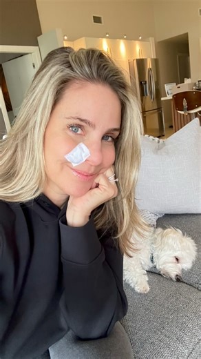 Maria Alejandra Requena on Instagram: "Aunque desde hace años me cuido con protector solar diario y mucho más si voy a estar expuesta al sol, lamentablemente las lesiones de cáncer de piel pueden salir años después como es mi caso. Si, en mi adolescencia tomaba sol sin protector solar y por varias horas, por eso ahora y con la información que tengo, siempre estoy pendiente de cualquier detalle que vea nuevo o un lunar que cambie de forma, tamaño y color, para poder tratarlo a tiempo. Por favor,