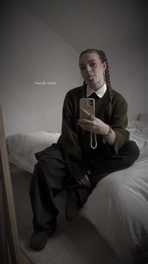« bonne journée tout le monde (sous la pluie ici) - encore du stud 😼 » 📸: @Anouk via son canal insta #anouk #photo #canal #pourtapage #fup