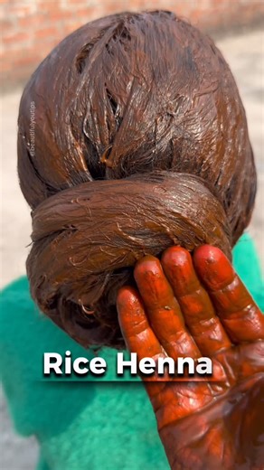 𝑩𝒆𝒂𝒖𝒕𝒊𝒇𝒖𝒍 𝒀𝒐𝒖 𝑻𝒊𝒑𝒔 on Instagram: "Rice Dark Red Henna Hair Mask Nourish, condition & get darkest red color! 💖 ✅ Mix: - Henna powder - Neem leaves, curry leaves & rice water 🌸 - Fresh aloe vera pulp ✅ Keep for 24 hours, apply & wash without shampoo 💆 ✅ Follow with mustard oil massage & shampoo next day 🧚‍♀️ 💡 Removes dandruff , promotes growth, conditions hair 💖 👇 *Try it, tag a friend & ask me Qs!* 💬 ⚠️ *Patch test first!* 🧐 #hairgrowth #henna #hennahair #hair #reels"