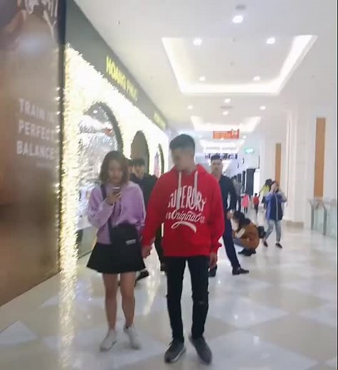 Funny Shopping Mall Prank Captured on Video