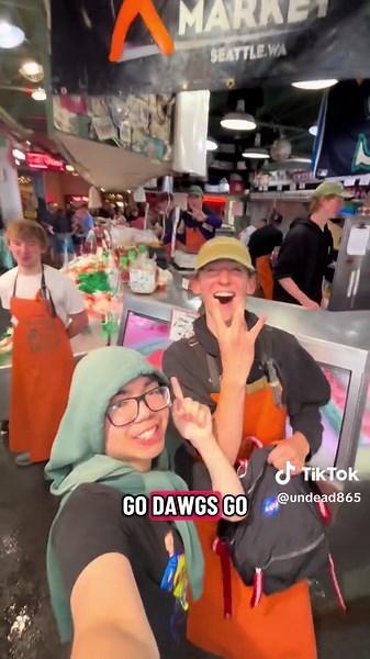 First time catching epic fish at Pike Place Market with everyone 👍 #fish #seattle #pikeplacemarket #seattletiktok #fyp
