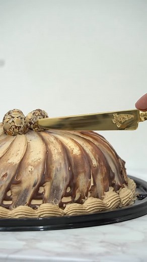 Si solo pudieras quedarte con un pastel toda tu vida… ¿cuál elegirías? 🎂✨ El Symphony tiene tres capas de vainilla, café y chocolate, rellenas con ganache y almendras tostadas. Una combinación que sin duda es la favorita de muchos, incluyéndonos! 💘😍 #pastelukiss #symphony #pastel #postre #yp #parati #history #aguascalientes #pastel #delicioso #antojo #pasteldetresleches | Pastelukiss