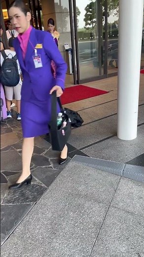 スチュワーデス美人CＡ 礼儀正しく振る舞う タイ国際航空