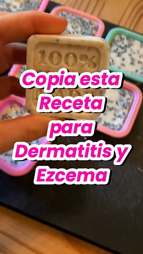 Receta de Jabón Natural Calmante para Psoriasis y Rosácea 🌿 | Paso a Paso ¿Buscas un jabón que calme las irritaciones, reduzca el enrojecimiento y regenere tu piel? Hoy te enseño a preparar un jabón natural casero, ideal para pieles con psoriasis y rosácea. 💖 ✨ Ingredientes: 200 g de glicerina vegetal (transparente o blanca) 10 g de aceite de caléndula o macerado de caléndula 2 cucharaditas de avena triturada (harina de avena) 10 gotas de aceite esencial de lavanda 🧼 Paso a paso: 1️⃣ Corta la