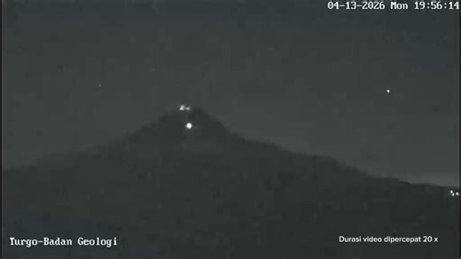 *AWAN PANAS GUGURAN GUNUNG MERAPI*⚠️ Berikut video awan panas guguran di Gunung Merapi Senin, 13/04/2026 - Pukul 19:56 WIB, estimasi jarak luncur 2.000 m dengan amplitudo maks 22,11 mm durasi 199,23 detik mengarah ke barat daya (hulu Kali Boyong dan Krasak). 📢 Masyarakat diimbau untuk menjauhi daerah bahaya dan alur sungai yang berhulu di Gunung Merapi serta mematuhi rekomendasi resmi.➡️ Pantau informasi Gunung Merapi disini : https://t.co/wmSP67G4Hm🌋Tingkat Aktivitas Gunung Merapi saat ini SI
