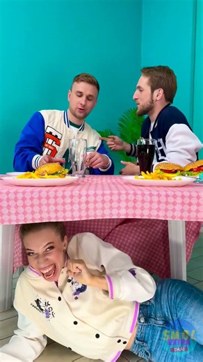 ความลับใต้โต๊ะที่คุณต้องขำ! 😂🎉 #ตลก #แกล้ง #คลิปสั้น