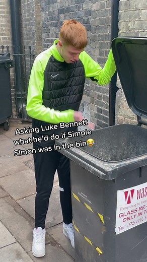 Funny Football Chants with Luke Bennett and Simple Simon