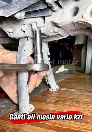 Ganti Oli Mesin Vario KZR dengan Kunci 12