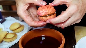 28K views · 642 reactions | Se eri adolescente negli anno 80/90 sicuramente almeno una volta nelle tue feste in famiglia avrai assaggiato questo buonissimo dolce.. le pesche all'alkermes. #calabria #dolci #ricette | Sfizidicalabria.com Vendita Prodotti Tipici Calabresi On Line | Facebook