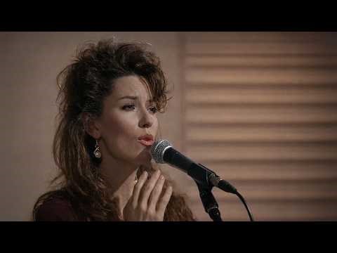 Shania Twain 1995: Performs "The Woman in Me" Before the Album Made Her a Superstar | Dini Petty