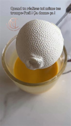 Mes Delicieuses Créations on Instagram: "🍊 Trompe-l’œil en dessert 🍊 Voici mon dernier trompe-l’œil, réalisé pour le dessert de la Saint-Sylvestre ✨ Un jeu de textures et de saveurs, à la fois doux et acidulé. Composition : • Ganache montée à la vanille de Madagascar • Insert orange–clémentine • Coque en chocolat • Feuilles de clémentine Un hybride orange–clémentine aussi gourmand que surprenant 🤍 👉 Que pensez-vous du résultat ? Atelier prévu le dimanche 1 février avec @latelier_mdcreations 