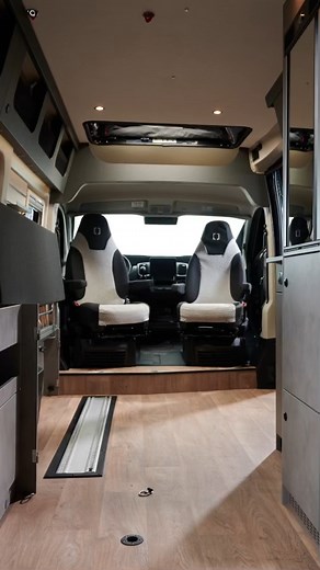 So flexibel wie Deine Reise: Der neue CROSSCAMP Flex 541 passt sich Deinem Leben an. Du brauchst mehr Ladefläche? Kein Problem, dank Schienen auf dem Boden, den Seitenwänden und Verzurrösen. Spontane Übernachtungsgäste? Dach aufgeklappt und schon hast Du eine zweite Liegefläche. Dusche nötig? Modulare Wanne und Vorhang machen das möglich. Wir könnten ewig so weitermachen, denn insgesamt bietet der CROSSCAMP Flex 541 Camper Van rund 14 verschiedene Varianten. 🇬🇧 As flexible as your journey: The