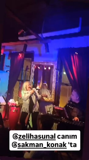 Zeliha Sunal on Instagram: "@sakman_konak ta sevgili Doğan ile Seçil'in sahnesinde keyifli bir düet yaptık. Söylediğim en keyifli #palavrapalavra lardan biriydi #doğankospançalı @buketbengisu @dogankospancali @vedatsakman 12 Atalık Cıuma akşamı orada birlikte olacağız . Yerinizi şimdiden ayırtın"