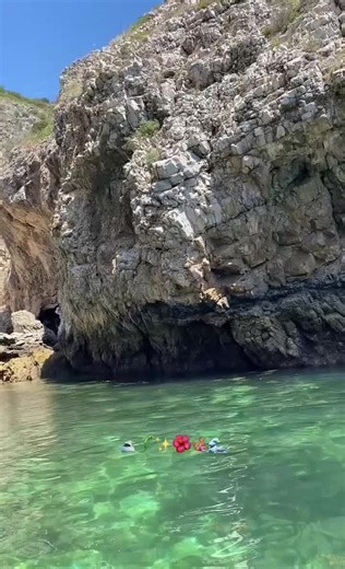Nao deixe passar o verão em branco... venha conosco criar memórias para a vida. Salty Gecko Boat Tours O nosso site: www.saltygeckotours.com Entre em contacto conosco:  351 965 131 124 #portugal #sesimbra #ribeirodocavalo #boattours #Saltygeckoboattours #summer #Verao2025 #parquenaturalarrabida #Arrabida #Passeiosdebarco #Lisboa #VisitSesimbra #Praiassecretas #momentstoremember #visitportugal