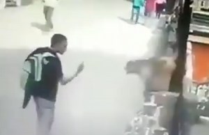 Zašto ulaziš u frku kad si slabiji: Pokazao majmunu srednji prst, a onda je popio nogu u glavu