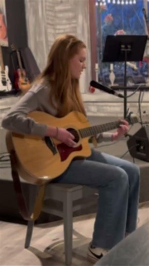 Tried singing Blackbird at my local coffee shop 🎶 #blackbird #coffeeshopmusic #guitar