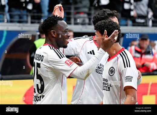 05 April 2026, Hesse, Frankfurt/Main: Soccer, Men, Bundesliga, Eintracht Frankfurt - 1. FC Köln, Matchday 28, Deutsche Bank Park, Goalscorer Arnaud Kalimuendo (l, Eintracht Frankfurt) celebrates his goal for 2:0 with teammates. Photo: Uwe Anspach/dpa - IMPORTANT NOTE: In accordance with the regulations of the DFL German Football League and the DFB German Football Association, it is prohibited to utilize or have utilized photographs taken in the stadium and/or of the match in the form of sequenti