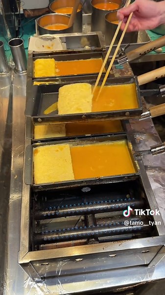 じゅわっと出汁が出てくるだし巻き御膳 ◎ だし巻き御膳 釜だきご飯 ¥2,480 【店舗名】京都離宮 おだしとだしまき 【住所】京都府京都市伏見区中島鳥羽離宮町４５ 【アクセス】竹田駅から徒歩20分 【営業時間】10:00-17:00 【定休日】火曜日 【予算】¥1,000〜¥2,500 だしを選ぶところから始まって 自分好みの味を楽しめるだし巻き😋 店頭にはお弁当やお土産品などもあるので 京都に旅行にいくならかなりオススメです！ Savory Dashi Omelette Set ◎ Dashi Omelette Set with Steamed Rice - ¥2,480 Restaurant Name: Kyoto Rikyū - Dashi and Dashi Omelette Address: 45 Nakajima Toba Rikyū-cho, Fushimi-ku, Kyoto City, Kyoto Prefecture Access: 20-minute walk from Takeda Station Hours: 10:00 AM - 5:00 PM Clos