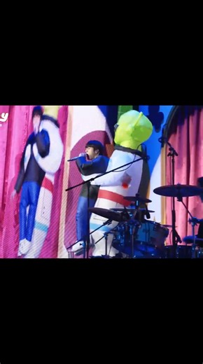 HAPPY JIN ON STAGE: Running Wild dengan Kostum Alien