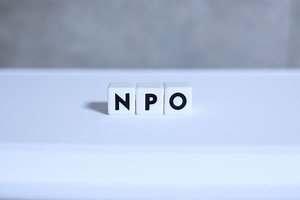 NPO法人の役員の変更等の届出や法務局での登記手続きについて必要な印鑑証明や提出期限を解説します