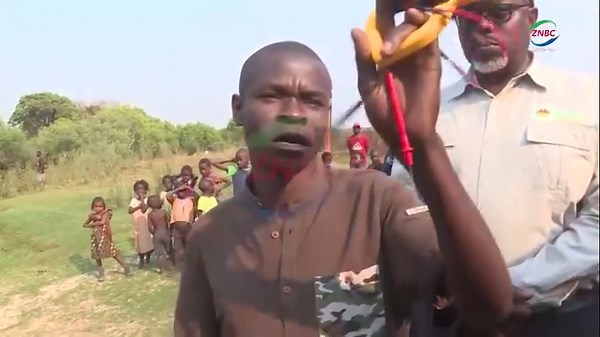 By Lupindula Mwewa A 29-year-old man of Manyinga District in Northwestern Province has built a mini hydro Power station on the Manyinga River that is capable of producing electricity that can connect 10 houses. ABEL MUBANGA started working on the mini hydro station in 2021 and is currently producing electricity and supplying his house. Mr. MUBANGA called for more investments in his innovation as it will help with electricity provision in his area. Mr MUBANGA was speaking when a delegation from t