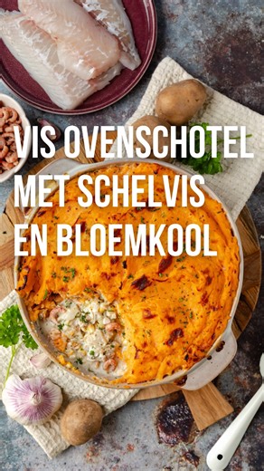 Francesca van Berk on Instagram: "(Adv) Op deze Vrijdag Visdag maak ik een heerlijke vis ovenschotel geïnspireerd op de Briste ‘fish pie’. Je kunt er verschillende soorten vis in combineren en ik ga voor een heerlijke vis uit de Noordzee van dit moment: schelvis. Lekker met wat Hollandse garnalen, maar ook kappertjes doen het goed. De schelvis combineer ik met prei, verse suikermais uit het seizoen, bloemkool en een dakje van zoete aardappel en gewone aardappel met geraspte kaas. Een geweldige m