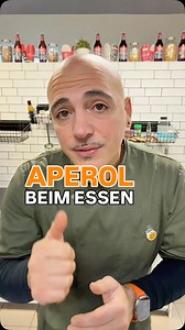 Aperol zum Essen? NEIN! Aperol zum Essen, Latte nach der Pizza… Genau deswegen rollen sich bei uns Italienern die Fußnägel hoch. 🤌🏼 Vor dem Essen: Aperitivo. Nach dem Essen: Espresso. Dazwischen: bitte nichts Süßes im Glas. Bock auf mehr ehrliche Italien-Regeln? Kommentier ITALIA und du bekommst meinen kostenlosen No-Go-Guide mit den 6 schlimmsten Essenssünden. #mauro #foodcomedy #nogos #italiener #italienischesessen #aperolspritz #lattemacchiato #povdeutsch #reelsdeutschland #essenskultur #pa
