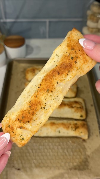 viral cheesy breadsticks recipe 🧀🥖 #cooking #recipe #food #cheese #easyrecipe #shorts #asmrfood