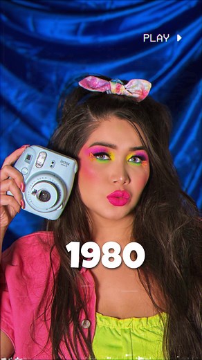 LUMA on Instagram: "🎧💖Anos 80💚🎧 A década da música eletrônica e da moda colorida, com cabelos volumosos. C maquiagens e looks mais exagerados, predominância do color block, calça cintura alta, cropped, ombreiras e também uma pegada futurista. Muitos falam que essa foi uma década memorável e icônica. Muitas músicas que até hoje tocam ao redor do mundo são desse tempo. Querem outra década? 💖💖💖 . . #maquiagemartistica #maquiagembrasil #80s #maquiagemanos80 #madonna #tutorialmakeup #anos80 #r