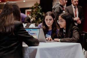 Through our partnership with DXC Technology, the #DigitalFuturesAcademy will see 50 young people gain an insight into opportunities and careers in the tech sector 📸 Our CEO, John Shiels, joins Manchester United managers to explain how a vision can lead to success 👇 #DXCUnited | Manchester United Foundation