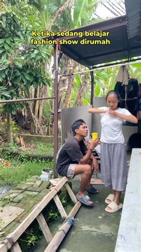 DILARANG KETAWA. Suami istri ketika sedang belajar fashion show dirumah 🤣🤣 #shorts #funny