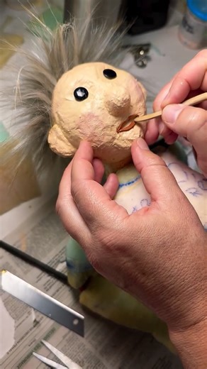 Cie Azur et les Aéroplanes | Masques & Marionnettes on Instagram: "À l’atelier, ce qu’on aime, c’est donner vie à des personnages. Voici Rémi, un adorable petit garçon au regard tendre, avec un petit tic irrésistible : il se frotte le nez sans arrêt. Derrière ce geste se cache un personnage sensible : le copain qui écoute, qui suit, mais aussi celui qui surprend. Rémi est né tout droit de l’imaginaire de Marie. Marionnettiste confirmée, elle est venue à l’atelier pour découvrir de nouvelles tech