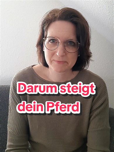 Das Timing eines Problems ist oft wichtiger als das Problem selbst. 👉 Wenn dich das Thema betrifft, speichere dir das Reel ab. Und kommentiere mit „Pferd“, wenn du so eine Situation kennst. #Tierkommunikation #pferdesteigt #pferdeprobleme #reiten #pferdetraining