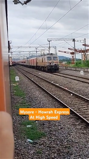 Mysore - Howrah Express Crossing Howrah - Tiruchchirappalli Express at High Speed #shorts