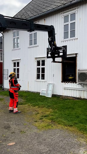 🪄😮 En svevende ovn?! Hvordan får man en støpejernsovn på 350 kilo i hus når døra er for liten? Med litt kreativitet (og sterke venner 💪) gikk det! Ovnen blir en del av det rekonstruerte kjøkkenet - klar for å fortelle historier om tradisjonsmat og hverdagsliv på væreiergården når SKREI åpner sommeren 2026 ✨ #skreipåvei #skrei2026 #museumnord #21museer1000historier #museum #lofoten | SKREI Lofoten